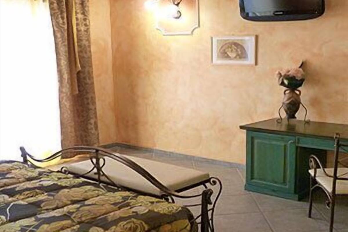 Minibar, desk, cots/infant beds, free WiFi