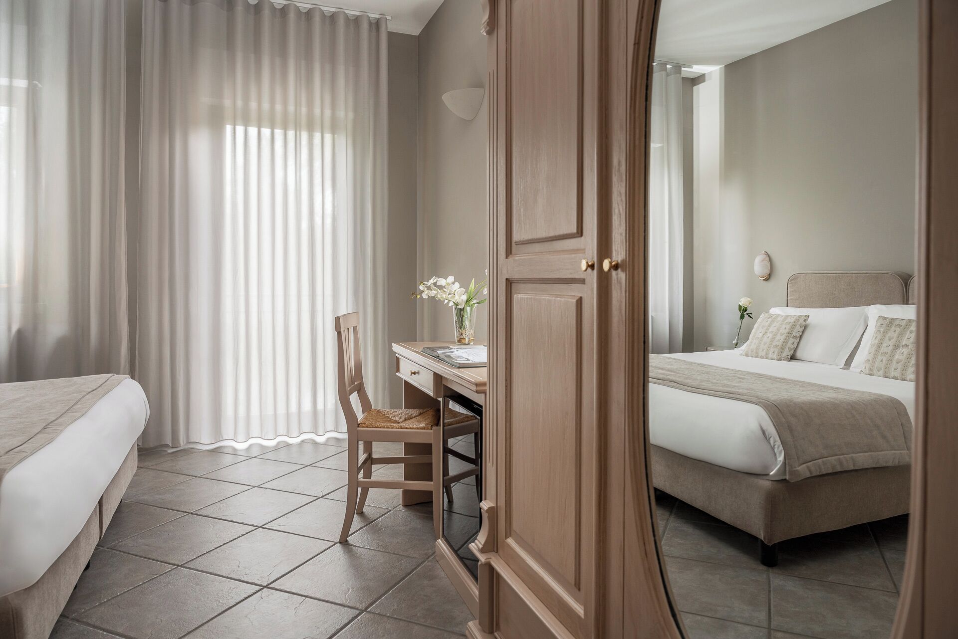 Habitación cuádruple, vista al lago | Edredón, minibar, escritorio y cunas 