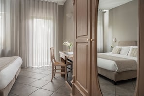 Kamar Quadruple, pemandangan danau | Selimut bulu angsa, minibar, dan meja kerja