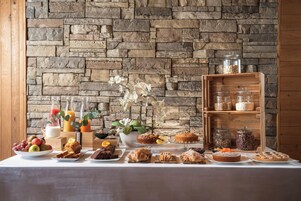 Café da manhã com buffet grátis todos os dias