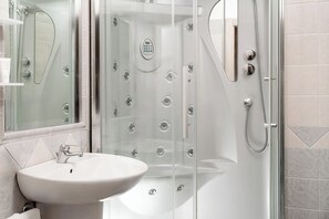Suite | Bad | Dusj, hårføner, badekåper og bidé