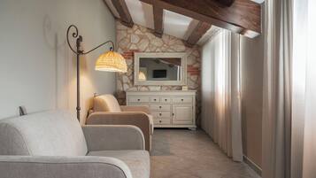 Suite | Copriletto in piuma, minibar, una scrivania