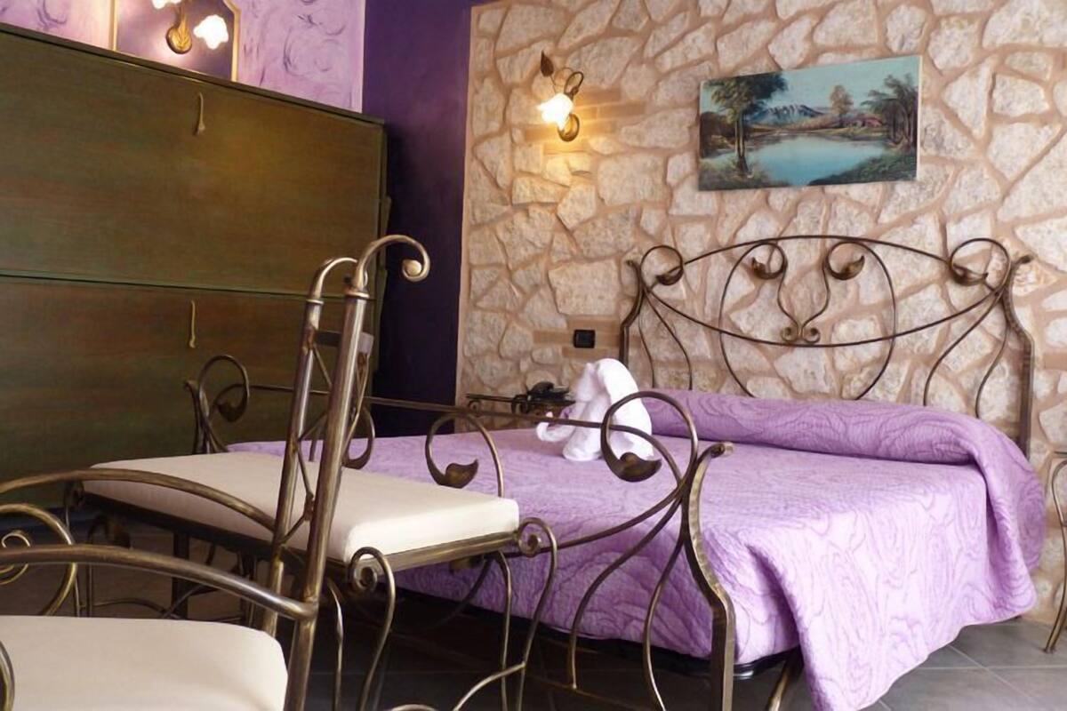 Minibar, desk, cots/infant beds, free WiFi