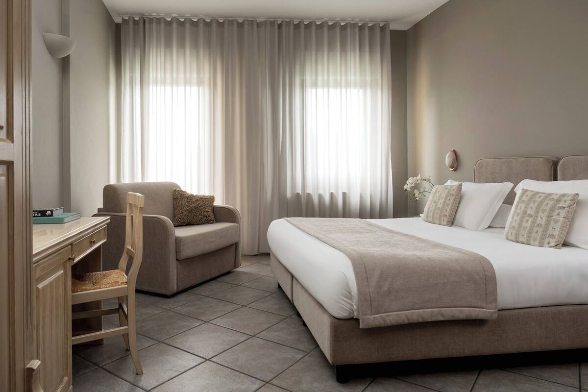 Down comforters, minibar, desk, cribs (surcharge)