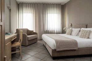 Cubrecamas, minibar, escritorio y cunas 