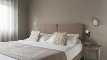 Edredons de pluma, frigobar, escrivaninha, berços (sobretaxa)