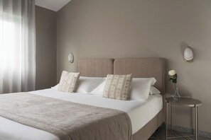 Duntäcken, minibar, skrivbord och barnsängar