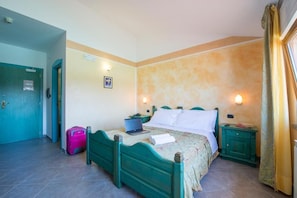 Minibar, desk, cots/infant beds, free WiFi