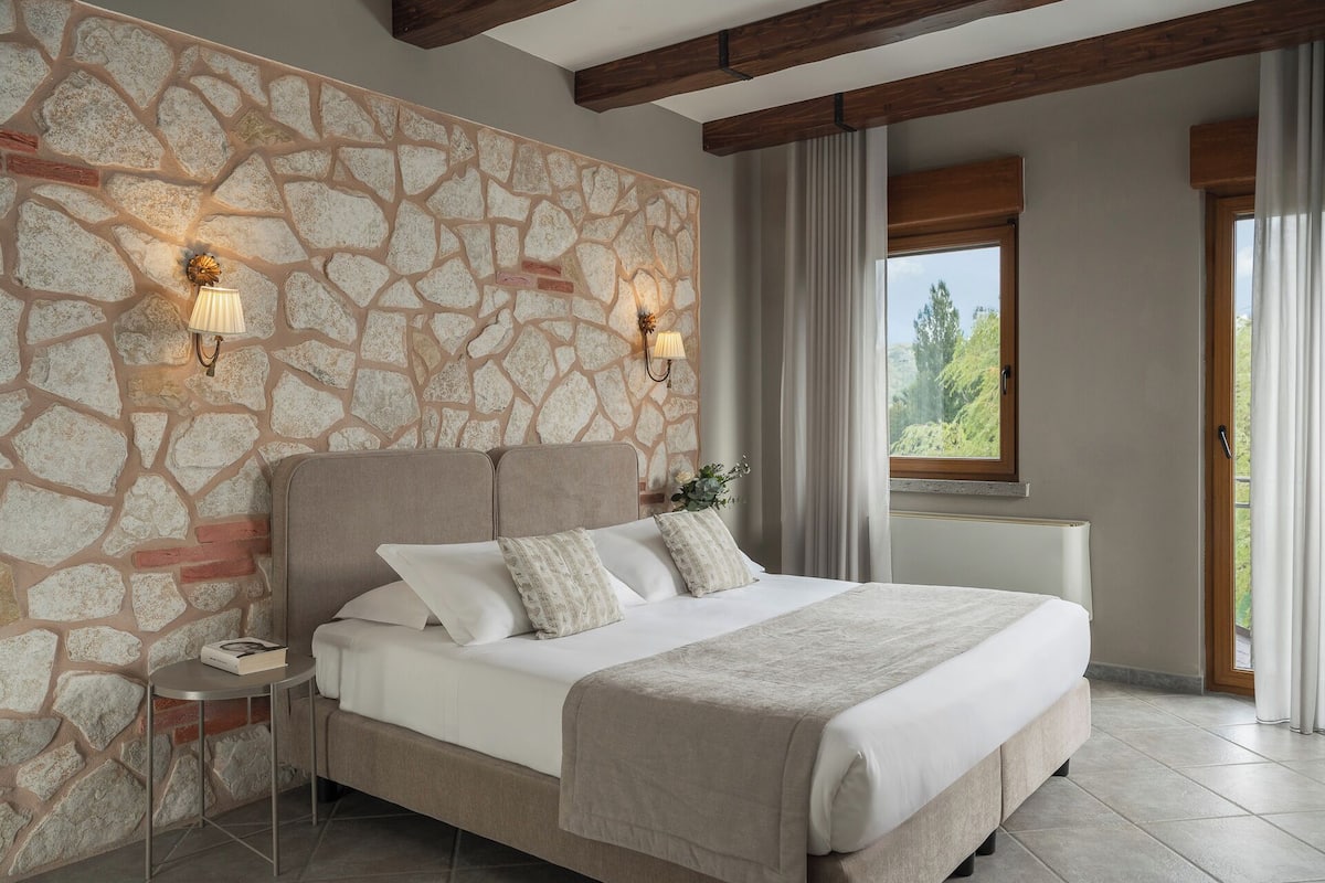 Suite | Minibar, desk, cribs/infant beds, free WiFi