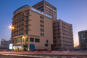 Un hotel de varios pisos con un letrero llamativo que dice 'RAYAN HOTEL'.