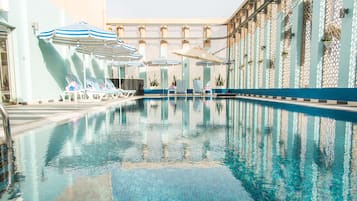 Piscine extérieure, chaises longues