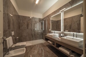 Suite Junior (SPA Access) | Kamar mandi | Perlengkapan mandi gratis, pengering rambut, kloset, dan handuk