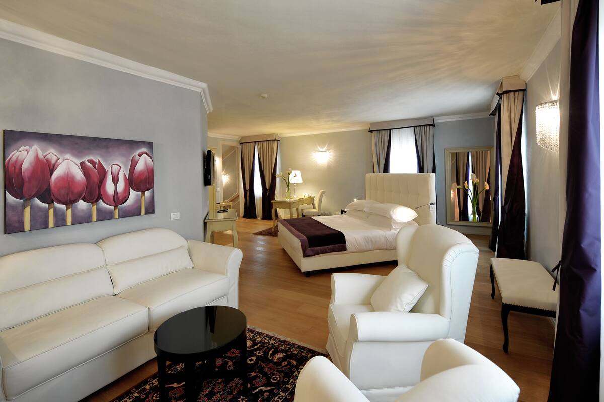 junior suite deluxe spa access | 1 bedroom, in-room safe, individually decorated, desk