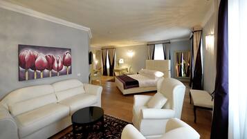 Junior Suite Deluxe Spa Access | Cassaforte in camera, con stile personalizzato, una scrivania