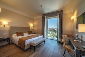 Habitación Deluxe | Caja de seguridad en la habitación y decoración personalizada