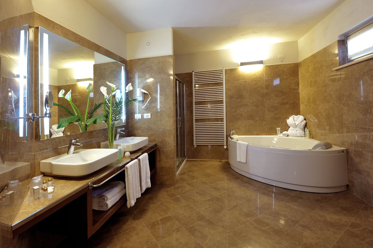 junior suite deluxe spa access | bathroom | free toiletries, hair dryer, bidet, towels
