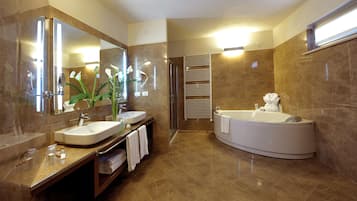 Un baño moderno con un espejo grande, dos lavamanos, una bañera y un perchero para toallas.