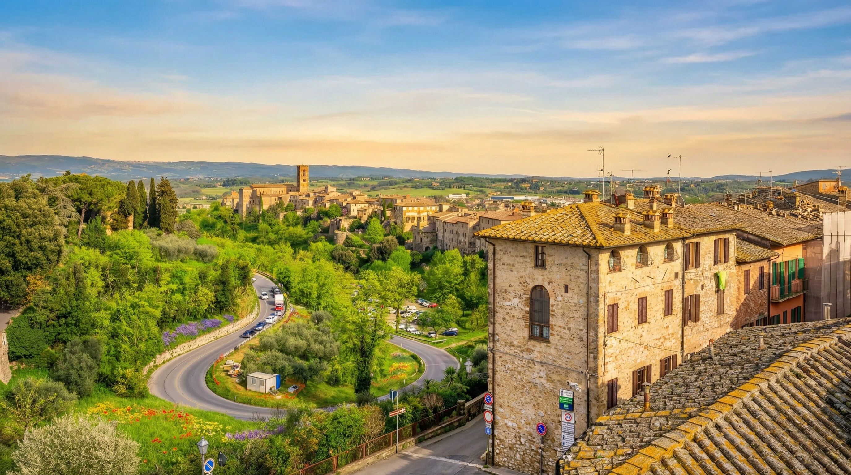 Une ville historique, reconnaissable à son imposante tour, à ses rues sinueuses et à sa végétation luxuriante.
