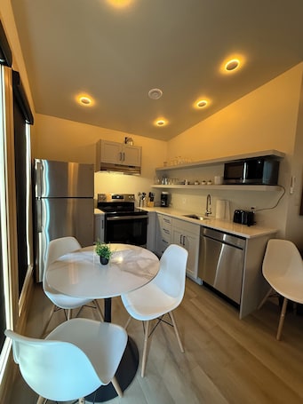 Refrigerador con freezer, microondas, horno, cafetera/tetera
