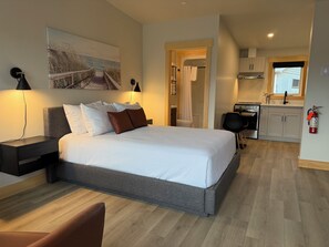 Standard Studio, 1 Queen Bed | Pillow-top beds, free WiFi - Royalty Maples Motel & Cottages (Charlottetown)
