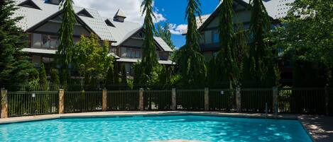 Una piscina al aire libre, una piscina climatizada