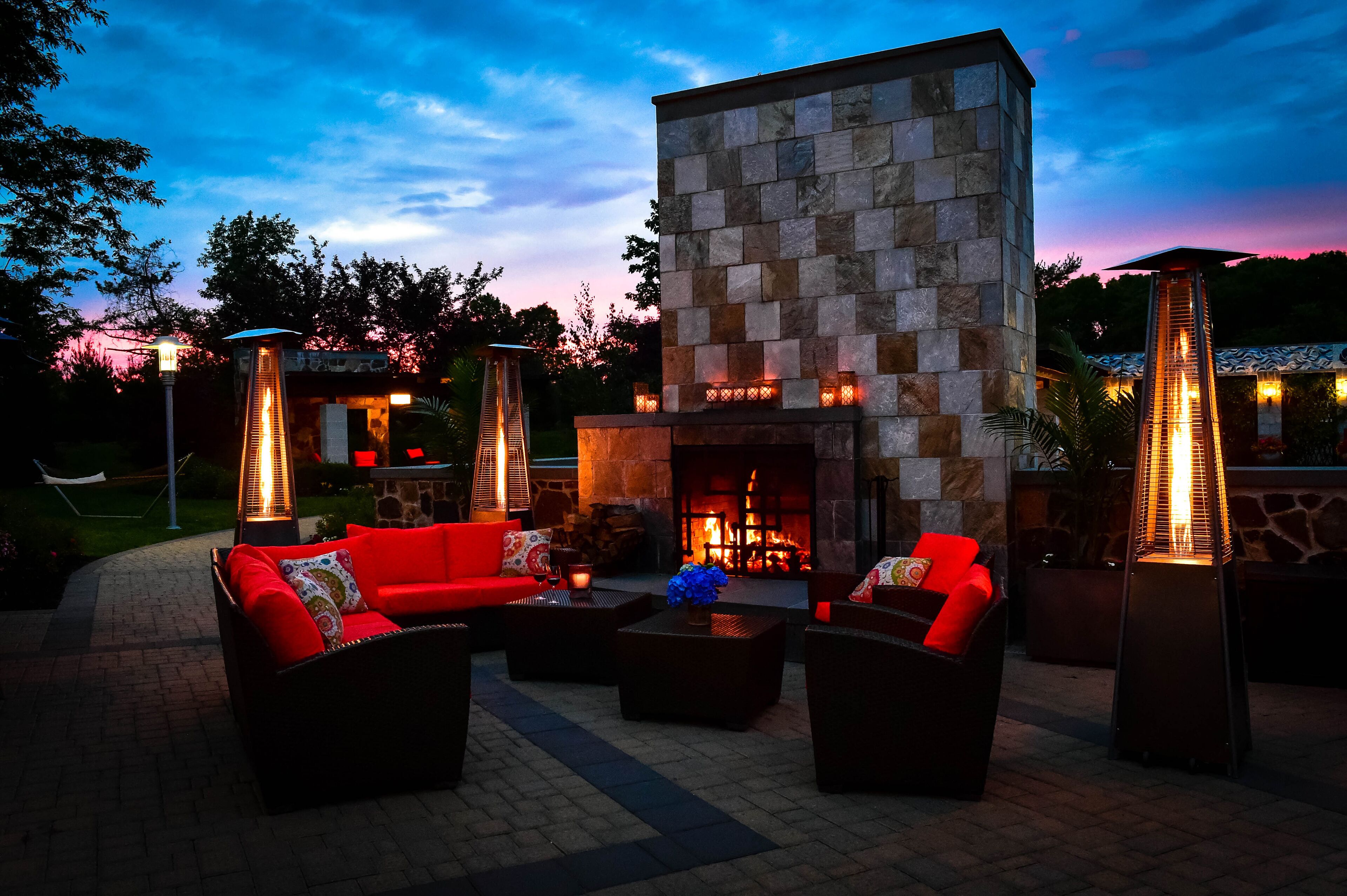 Frokost og lunsj serveres, amerikanske retter, utsikt mot bassenget 