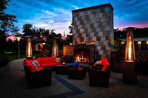 Frokost og lunsj serveres, amerikanske retter, utsikt mot bassenget 