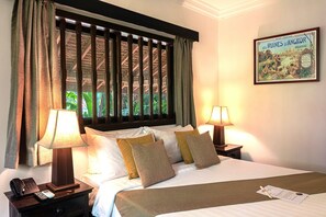 Camera familiare, vista piscina | Minibar, cassaforte in camera, una scrivania, postazione laptop