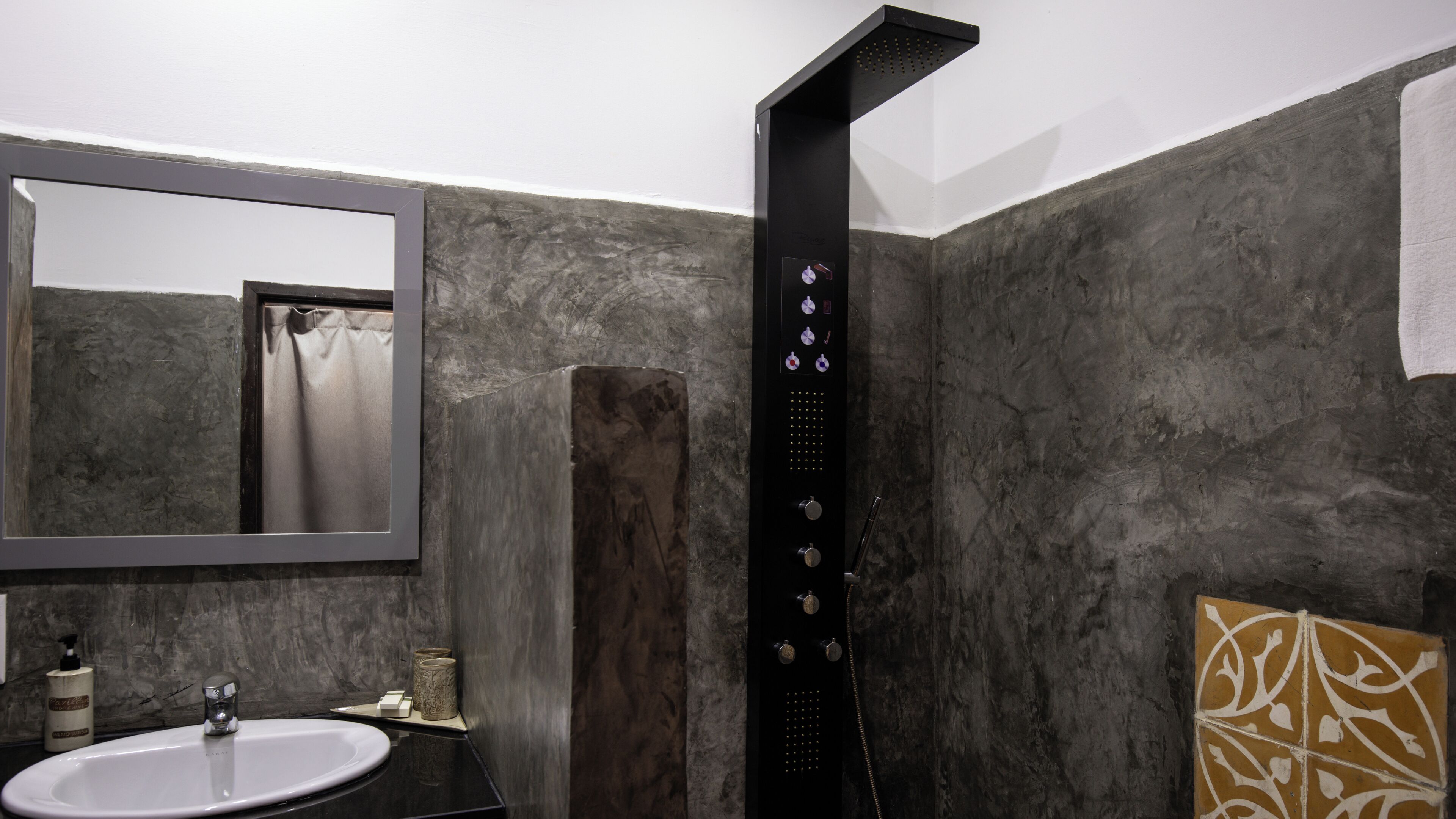 shower, rainfall showerhead, free toiletries, hair dryer