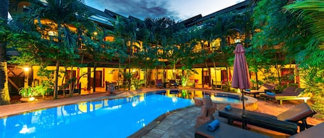 Una piscina al aire libre (de 07:00 a 20:00), sombrillas, tumbonas