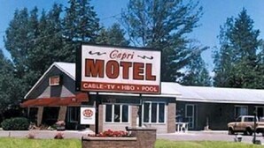 A motel sign with amenities like cable-TV, HBO, and a pool. - Capri Motel (Mackinaw City)