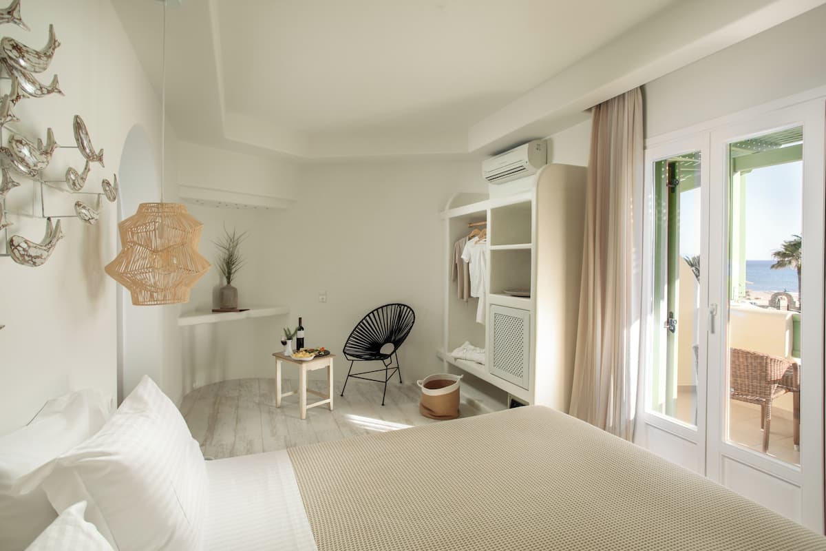 Junior suite, uitzicht op zee | 1 slaapkamer, luxe beddengoed, een kluis op de kamer