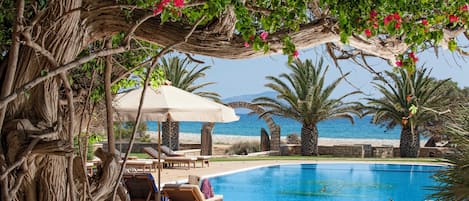Piscine extérieure, parasols de plage, chaises longues
