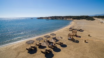 Nära stranden, solstolar, parasoller och strandhanddukar