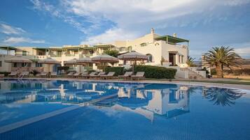 Außenpool, Sonnenschirme, Liegestühle