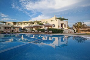 Outdoor pool, pool umbrellas, sun loungers - Finikas Hotel (Naxos)