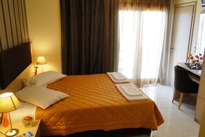 Double or Twin Room | In-room safe, desk, blackout drapes, soundproofing