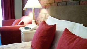 Hypo-allergenic bedding available, minibar, desk, iron/ironing board - Bendigo Haymarket Motor Inn (Bendigo)