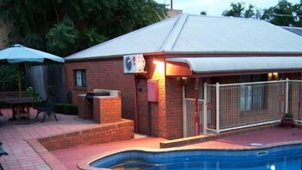 Outdoor pool - Bendigo Haymarket Motor Inn (Bendigo)