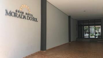 Un corridoio con un cartello che indica Gran Hotel Morada Dosol.