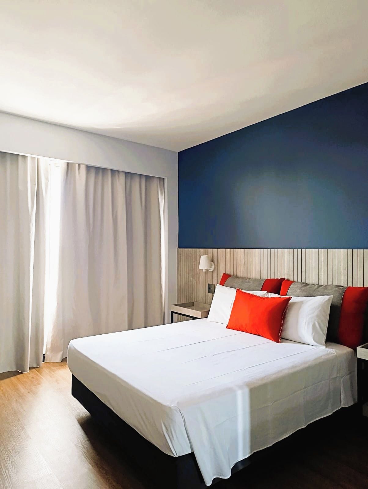 Apartamento Luxo | Minibar, in-room safe, blackout drapes, WiFi (free)