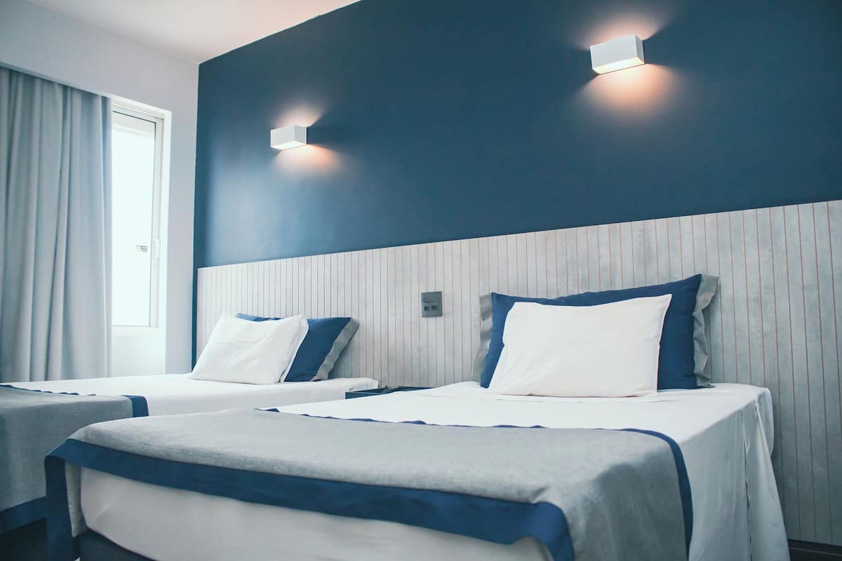 Junior kamer, 2 eenpersoonsbedden | 1 slaapkamer, een minibar, een kluis op de kamer