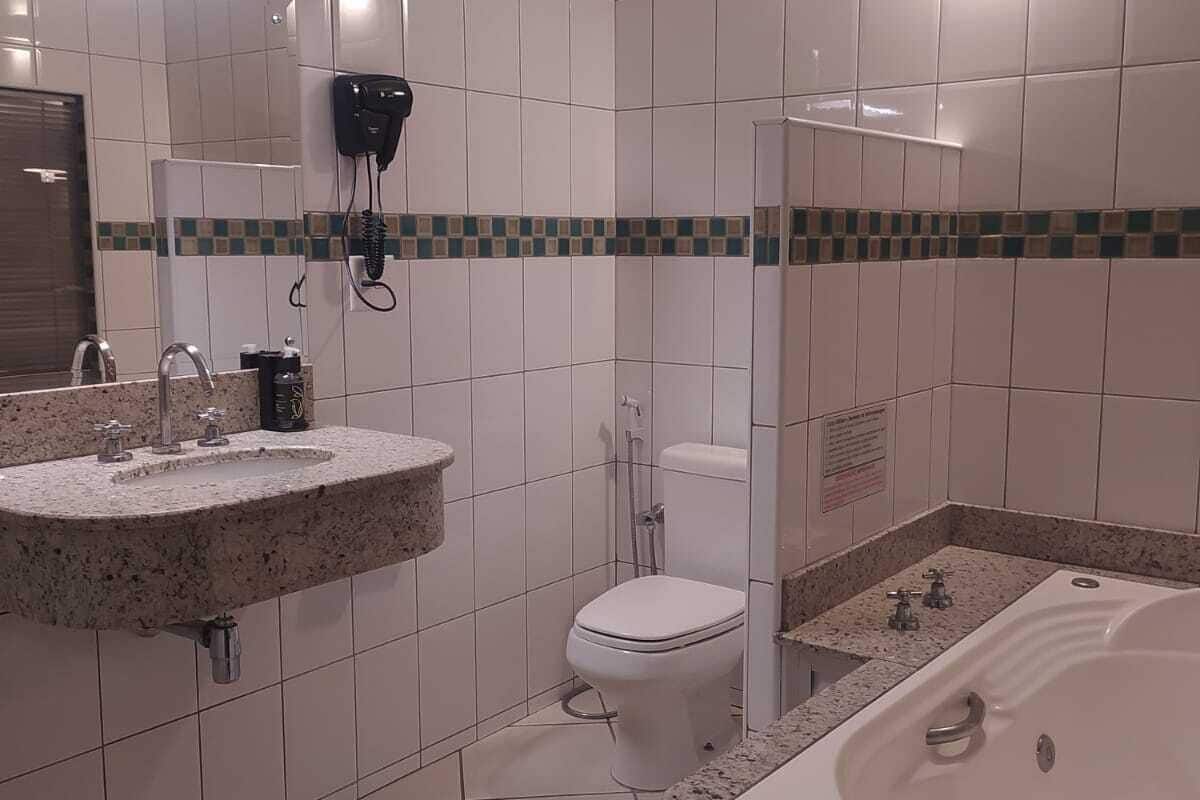 classic suite, 1 double bed | bathroom | shower, free toiletries, towels