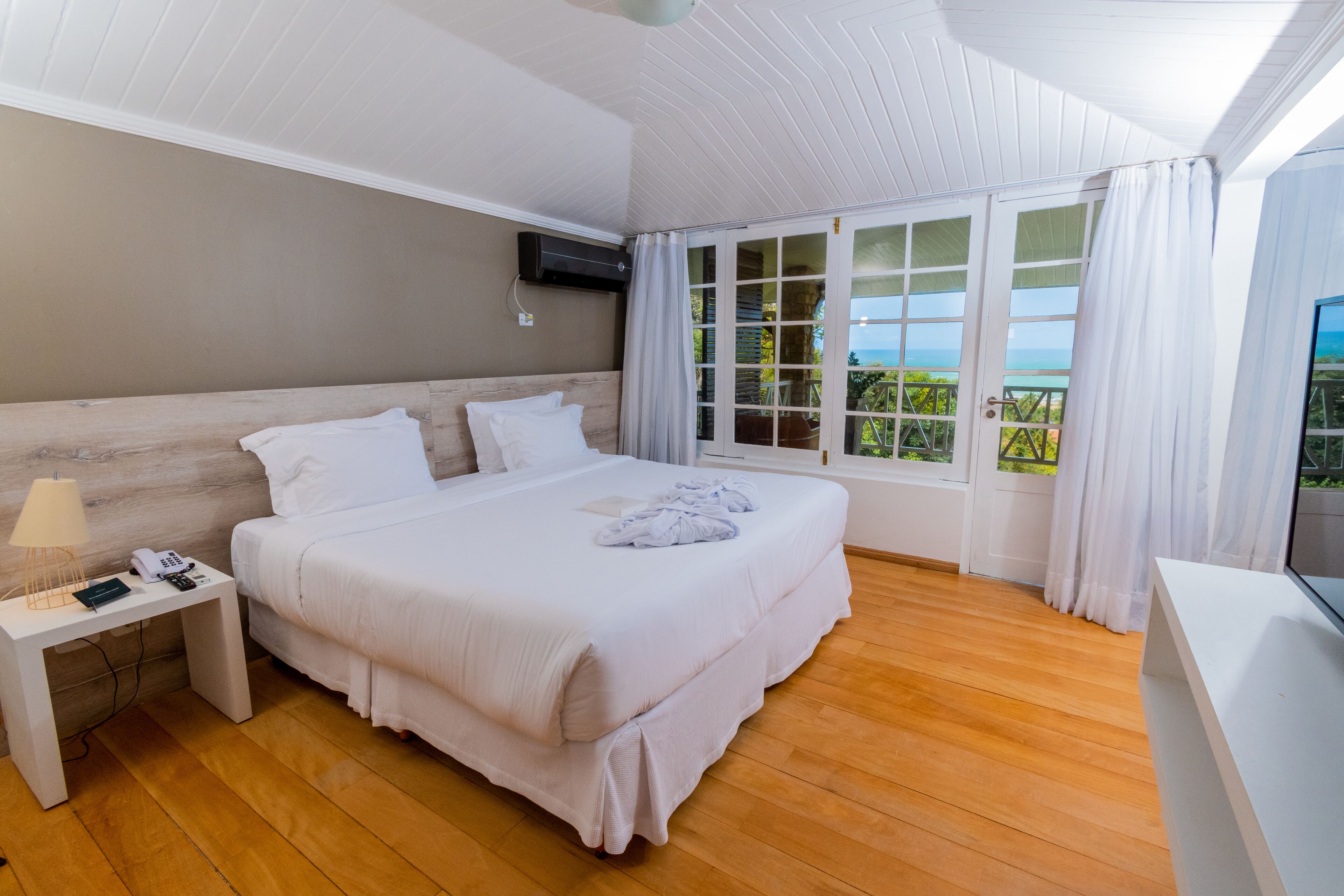 Comfort tweepersoonskamer | Een minibar, een kluis op de kamer, een bureau, verduisterende gordijnen