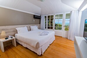 Minibar, caja de seguridad en la habitación y escritorio 