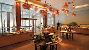 2 restaurantes: opção de café da manhã, almoço e jantar