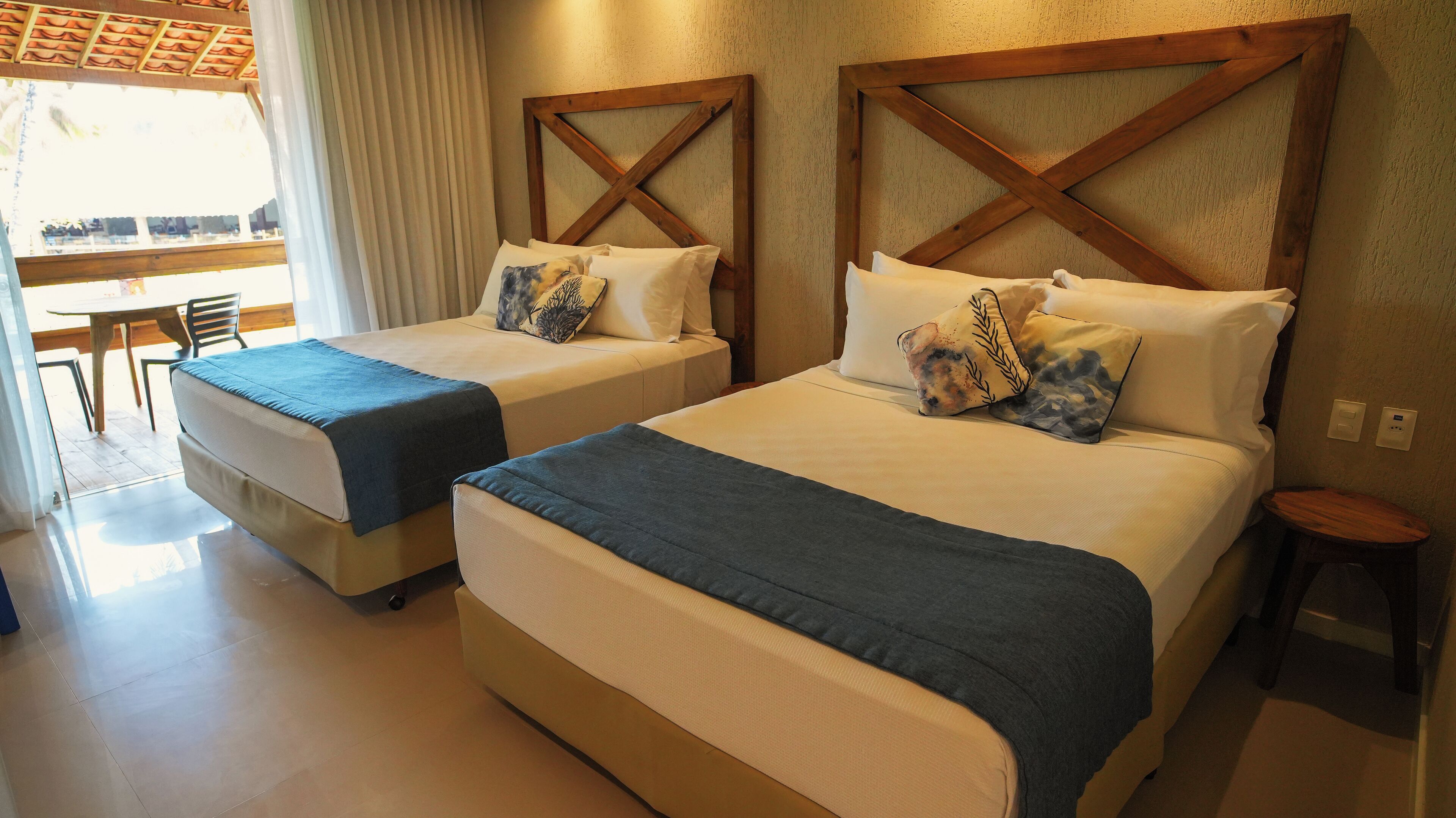 Suíte Família Superior | Minibar, in-room safe, desk, blackout drapes