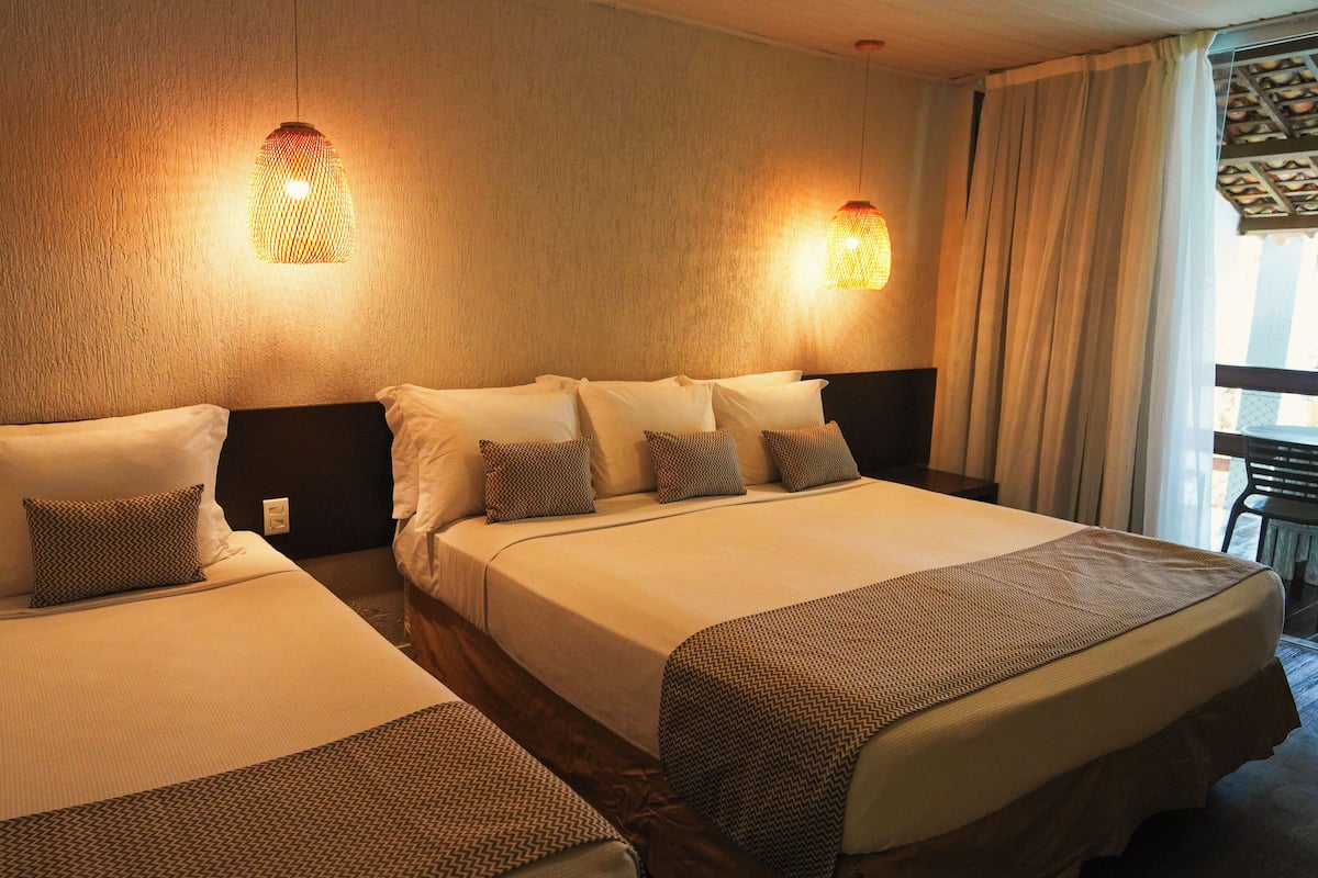 Standard Jardim | Minibar, caja de seguridad en la habitación y escritorio