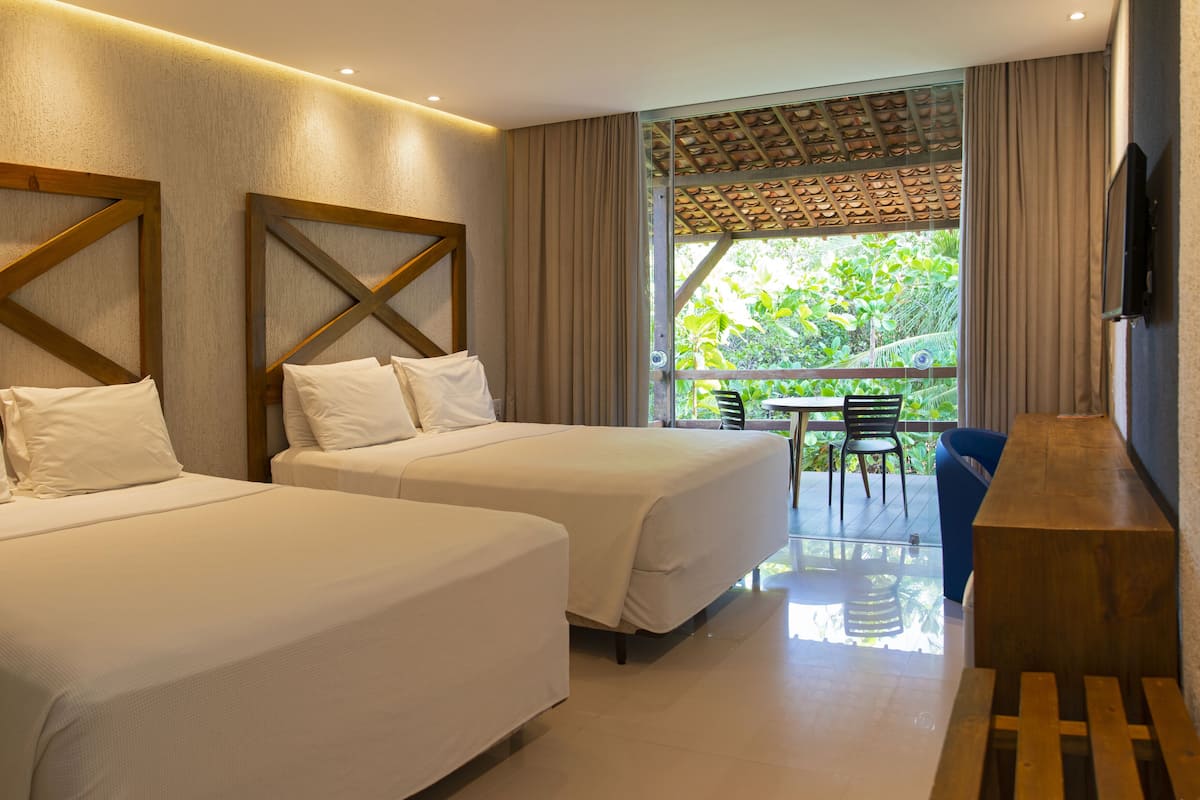 Suíte Família Superior | Minibar, in-room safe, desk, blackout drapes