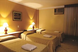 Frigobar, escrivaninha, cortinas blackout, Wi-Fi de cortesia